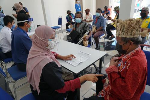 Vaksin Covid-19 di Orang Asli One Stop Centre (OAOSC), Sungai Siput, Perak