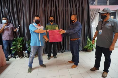 Penghantaran bantuan bakul makanan kepada masyarakat Orang Asli Negeri Johor bagi tempoh PKP 3.0