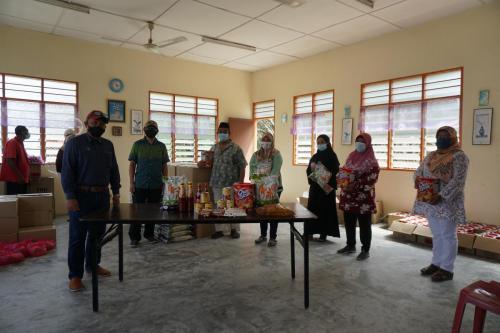 Penghantaran bantuan bakul makanan kepada masyarakat Orang Asli Negeri Johor bagi tempoh PKP 3.0