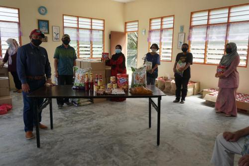 Penghantaran bantuan bakul makanan kepada masyarakat Orang Asli Negeri Johor bagi tempoh PKP 3.0