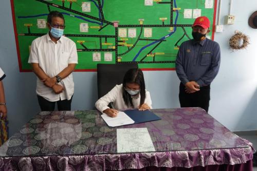 Penyampaian Komputer Riba dan Cek Cura Sebagai Insentif Kepada Pelajar Orang Asli Cemerlang STPM